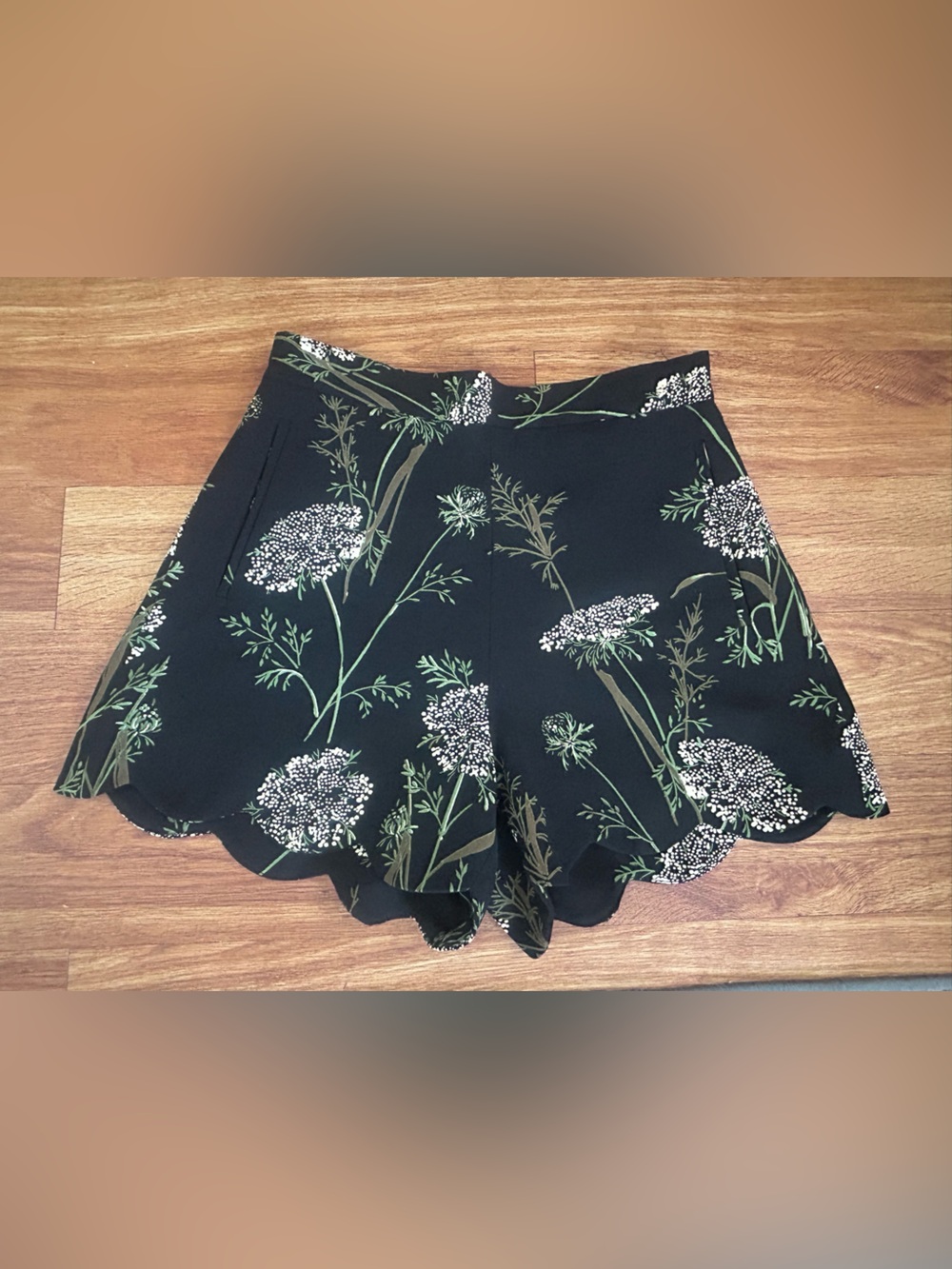 Wilfred by Aritzia Floral High-Waisted Shorts Size 2 | Black Scalloped Hem